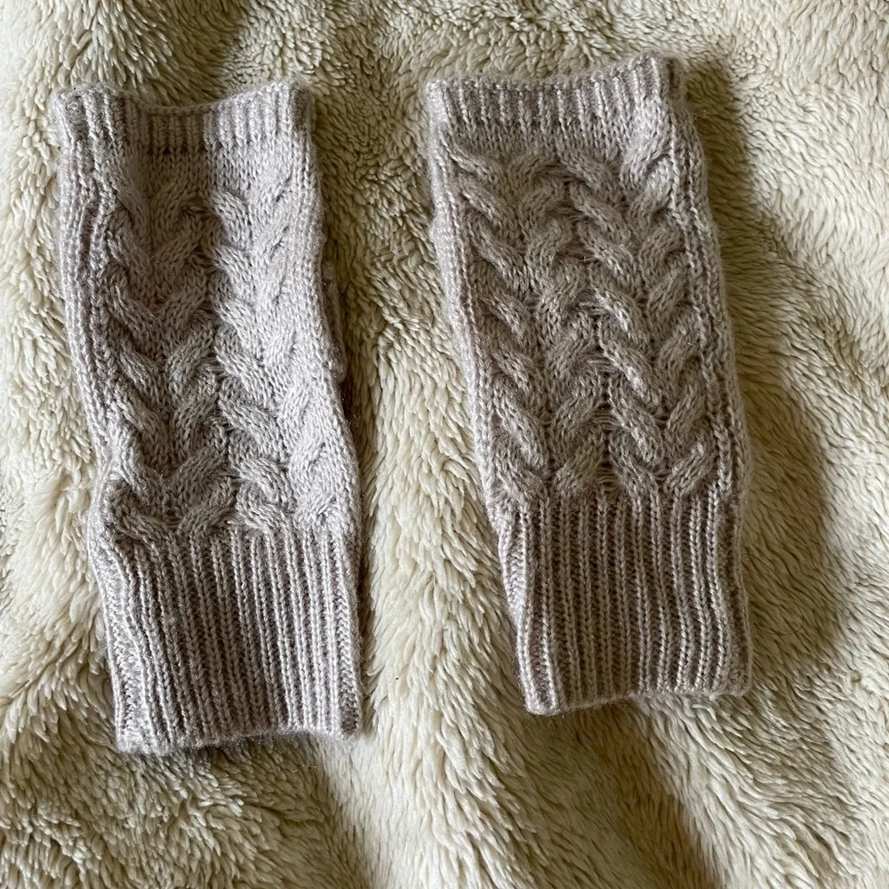 H&M dainty knit gloves. Great condition. One size. 100% acrylic. - Picture 6 of 7